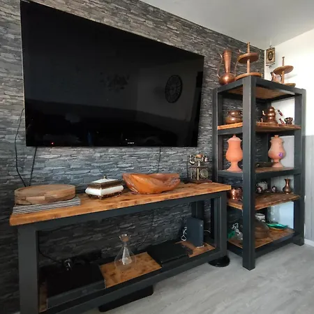 Fully Equipped - 1 Min From Cologne's Largest Mall Appartement